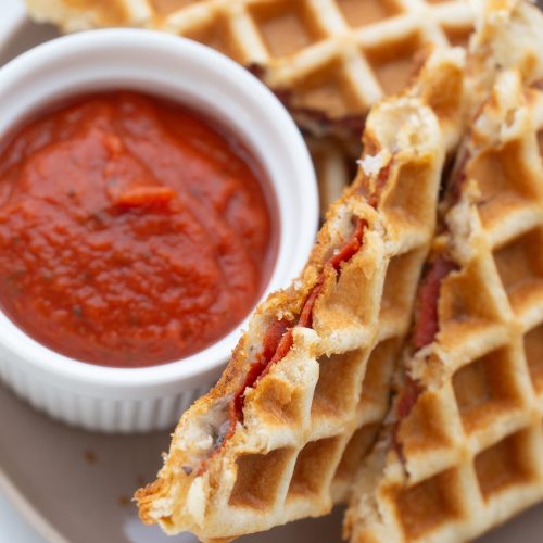 Waffle pizza outcrop sprinkle sauce on plate