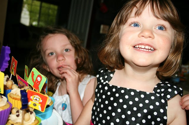 2 children smiling with cupcakes