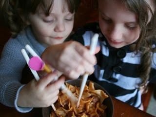 2 children eating healthy hamburger helper