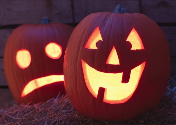 2 jack-o-lanterns lit up