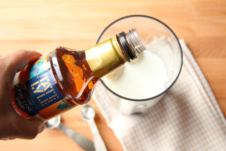 pouring caramel syrup into smoothie mixer