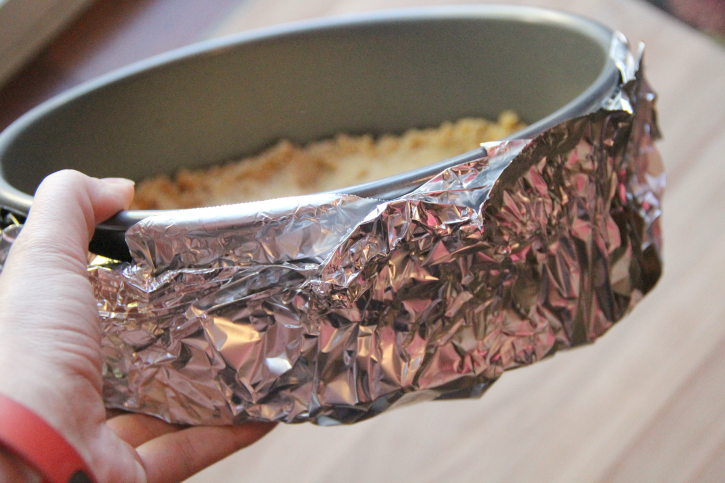 showing how to wrap foil around pan