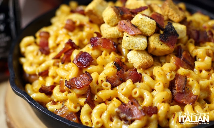 jack daniels bacon mac and cheese in a cast iron skillet
