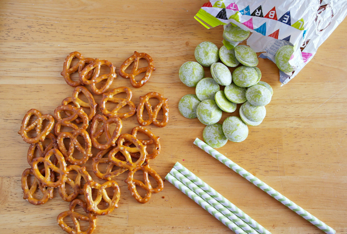 shamrock pretzels - chocolate candy melts and pretzels 