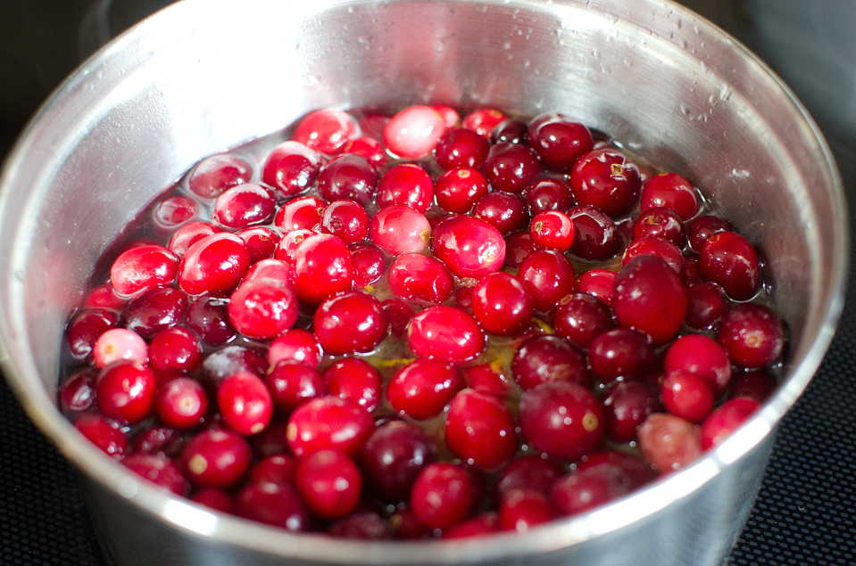 Easy Homemade Cranberry Sauce - familyfreshmeals.com 