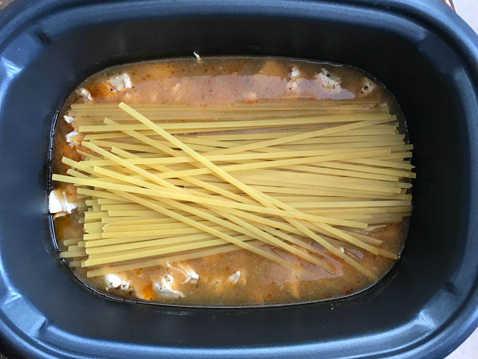 Crockpot Buffalo Chicken Pasta - Familyfreshmeals.com