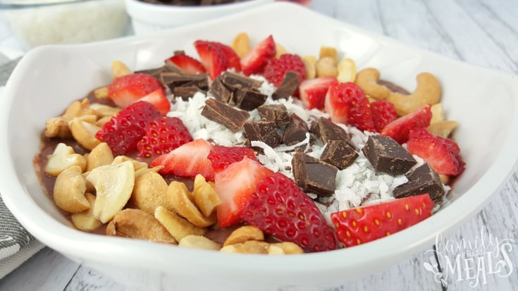 Chocolate Cashew Smoothie Bowl - Love this breakfast - familyfreshmeals.com