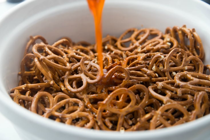 Buffalo Ranch Crack Pretzels - poring sauce over pretzels