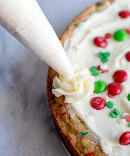 Holiday Sugar Cookie Cake - frosting decorations to the rim of the cake