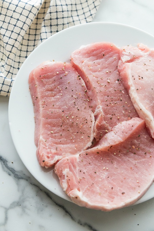 4 raw pork chops, seasoned with salt and pepper