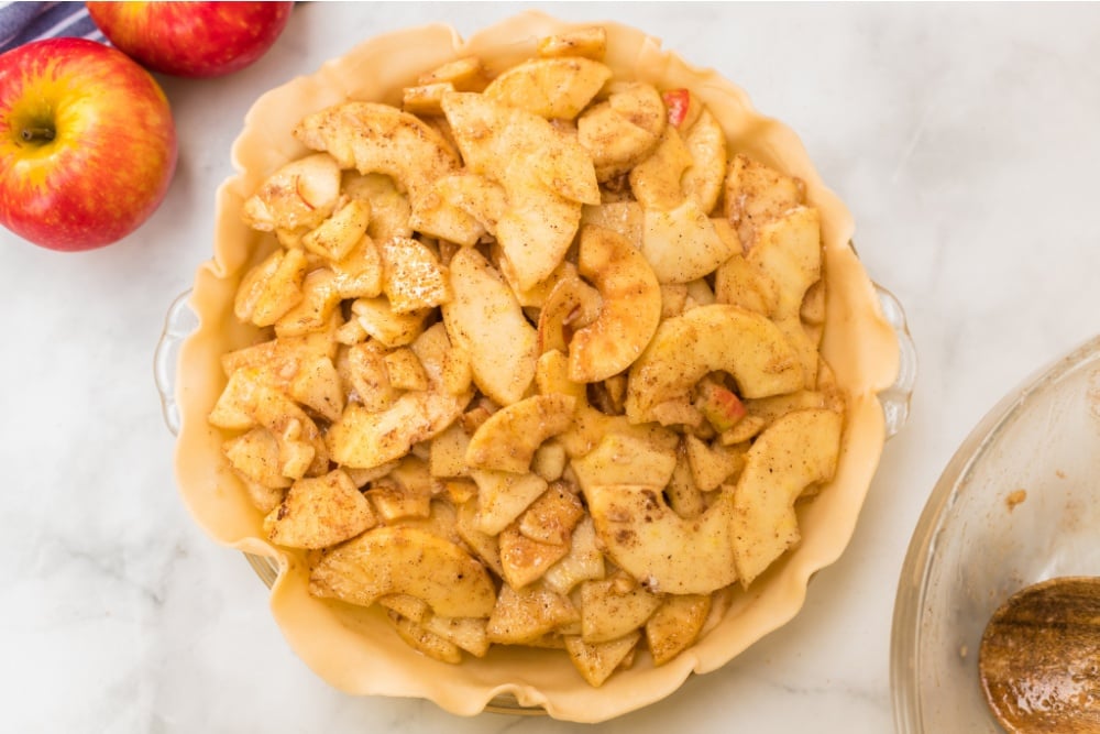 cinnamon sugar coated apples in the pie crust