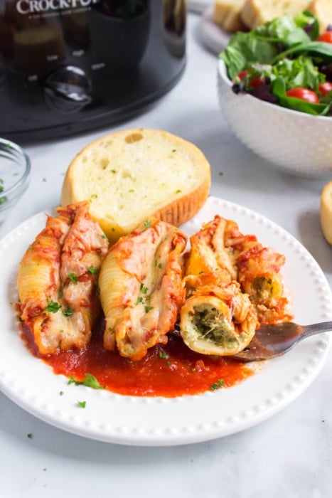 This Crockpot Stuffed Shells recipe is a meal the whole family will love. It's so easy to make, and leftovers can be frozen for later. via @familyfresh