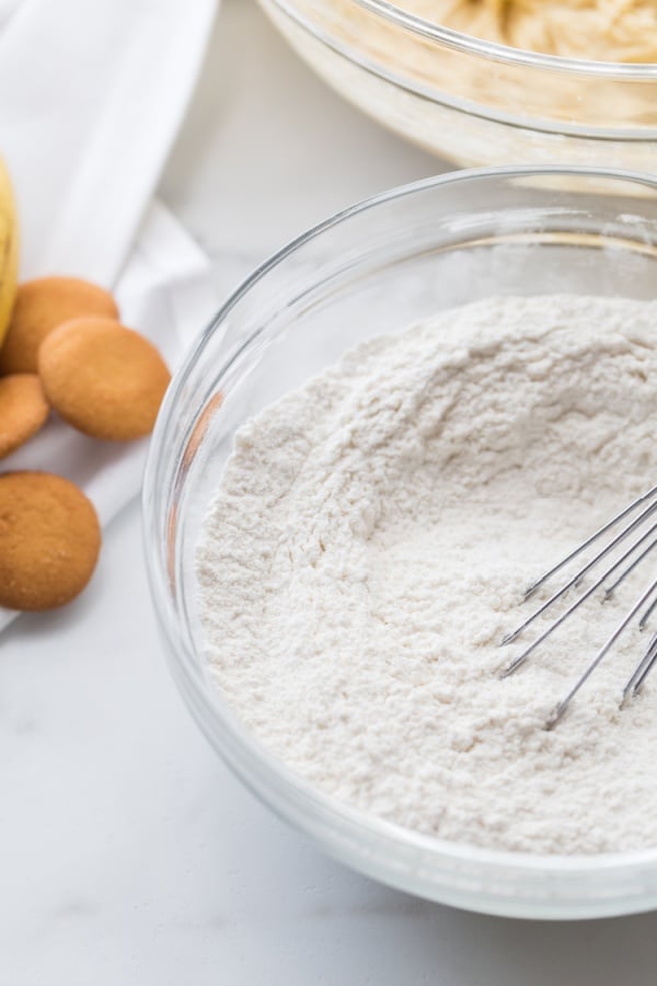 whisk mixing flour, dry banana pudding mix, and baking soda in mixing bowl