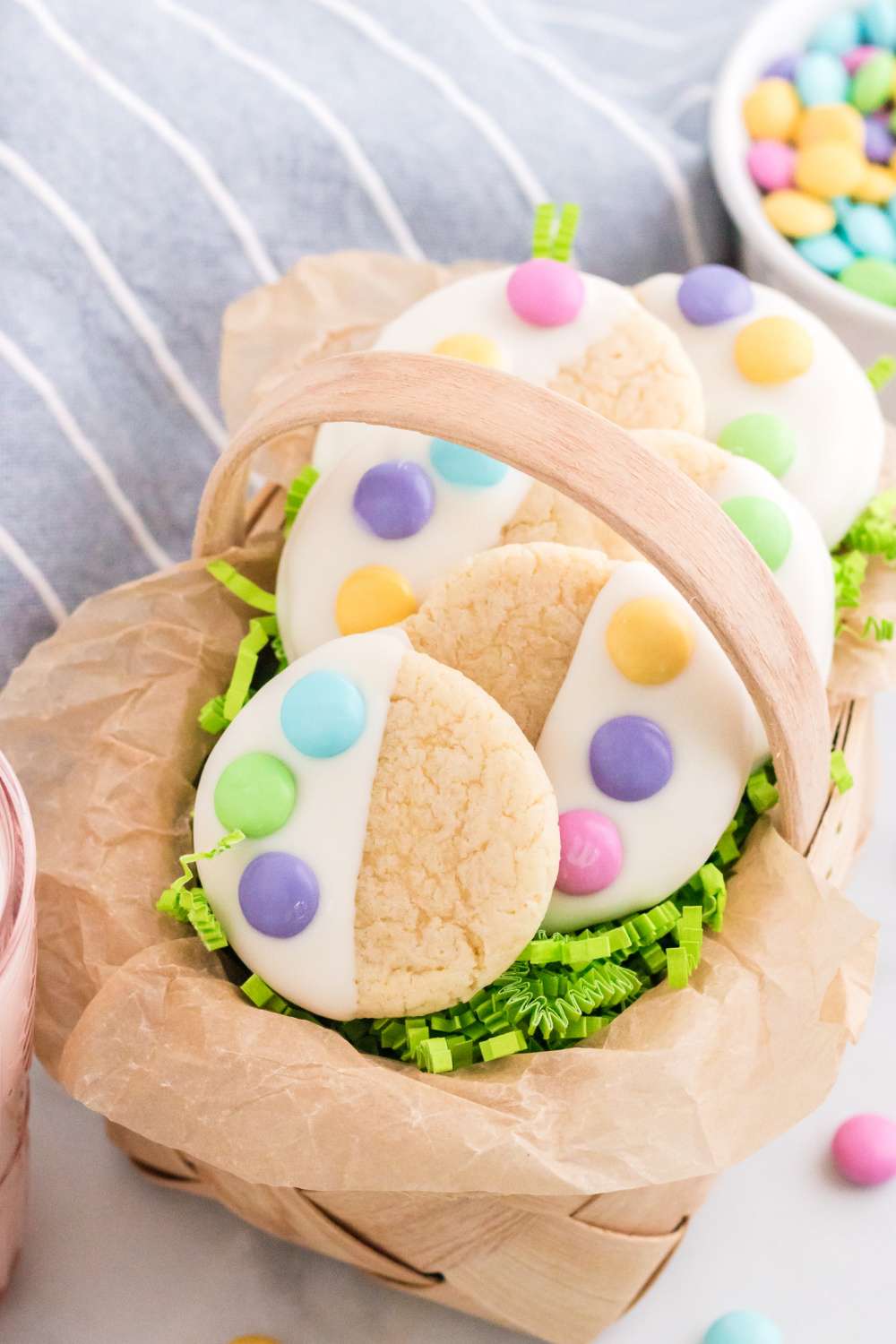 Get ready for Easter by whipping up a batch or two of these super adorable and extremely scrumptious Easter Cake Mix Cookies! via @familyfresh