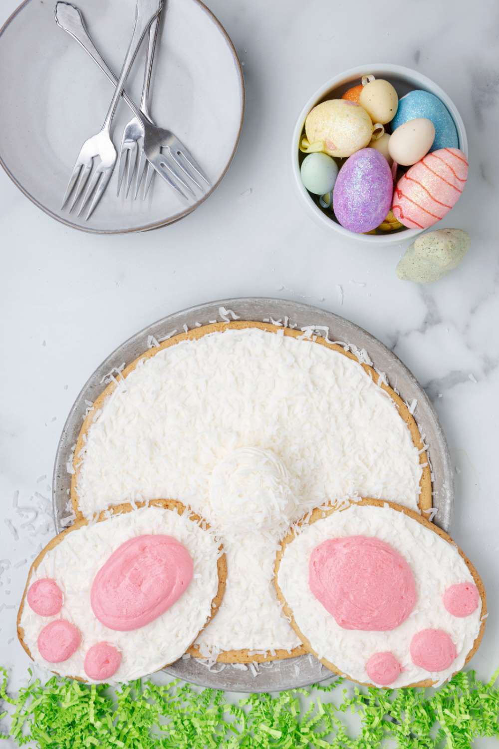 Bring big smiles to the Easter Brunch table with this whimsical Bunny Butt Cookie Cake. Not only is it cute, but super easy to make. via @familyfresh