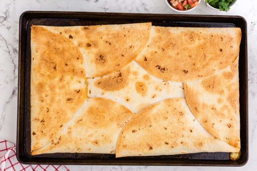 Do you love sheet pan dinners??? I do!!! This sheet pan quesadilla is easy  and my family loves it for dinner!!!! 🍽️ #sheetpandinner…