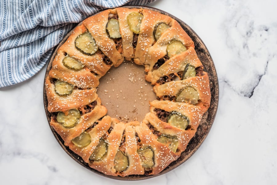 baked cheeseburger crescent ring