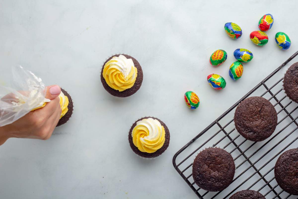 frosting the top of cupcakes