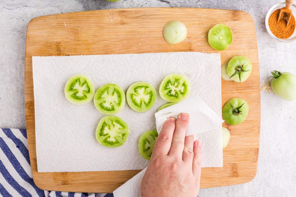 drying sliced tomatoes on cutting board