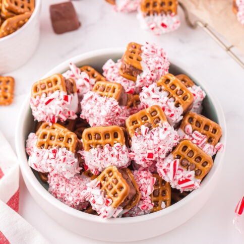 Christmas Caramel Pretzel Bites in a bowl