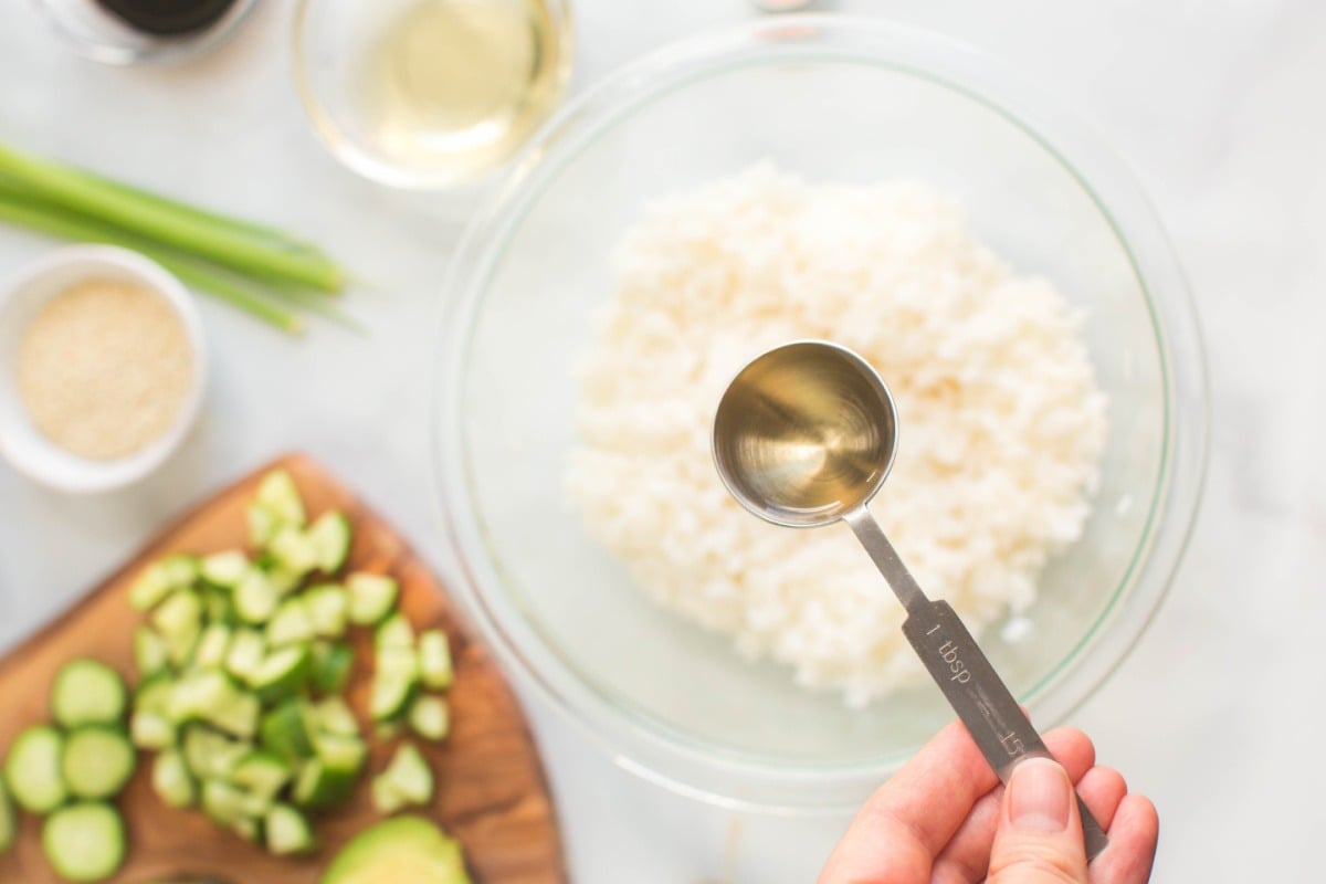 adding vinegar to rice