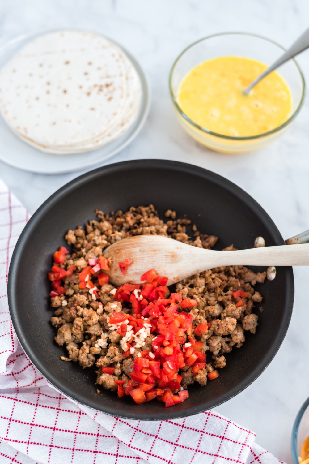 sausage, peppers and seasoning in pan