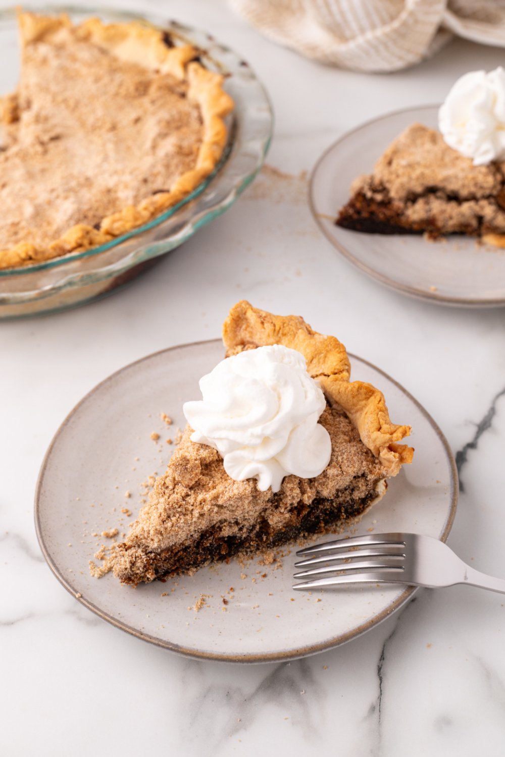 Shoofly Pie lėkštėje su plakta grietinėle