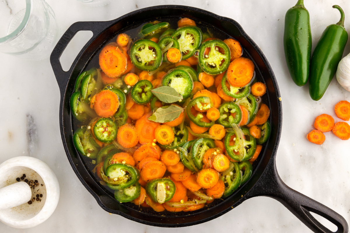 Add water, vinegar and sugar to the pot