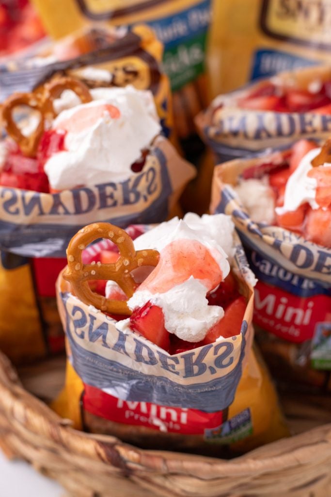 Stroll through the serving basket Strawberry Pretzel Salad Dessert