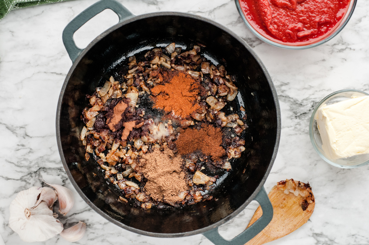 Add salt, cayenne pepper, gram puree, cinnamon and chili powder to the pot 