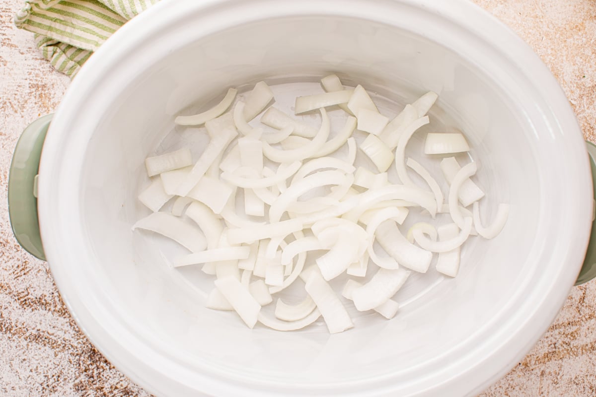 Thin sliced ​​onions in slow cooker
