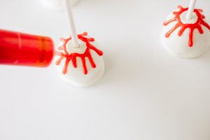 adding gel frosting to cake pop
