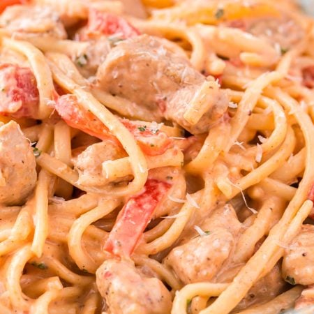 Creamy Cajun Chicken Pasta om a plate