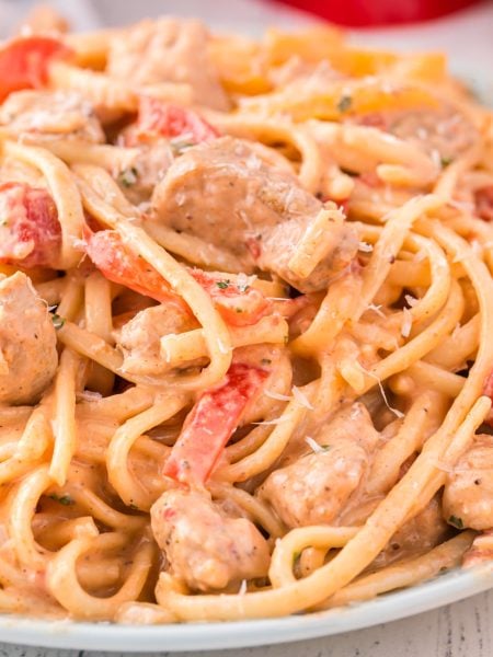 Creamy Cajun Chicken Pasta om a plate