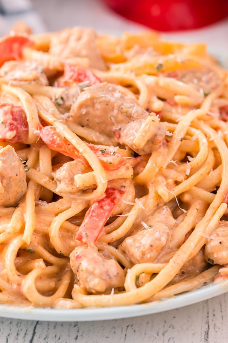 Creamy Cajun Chicken Pasta om a plate
