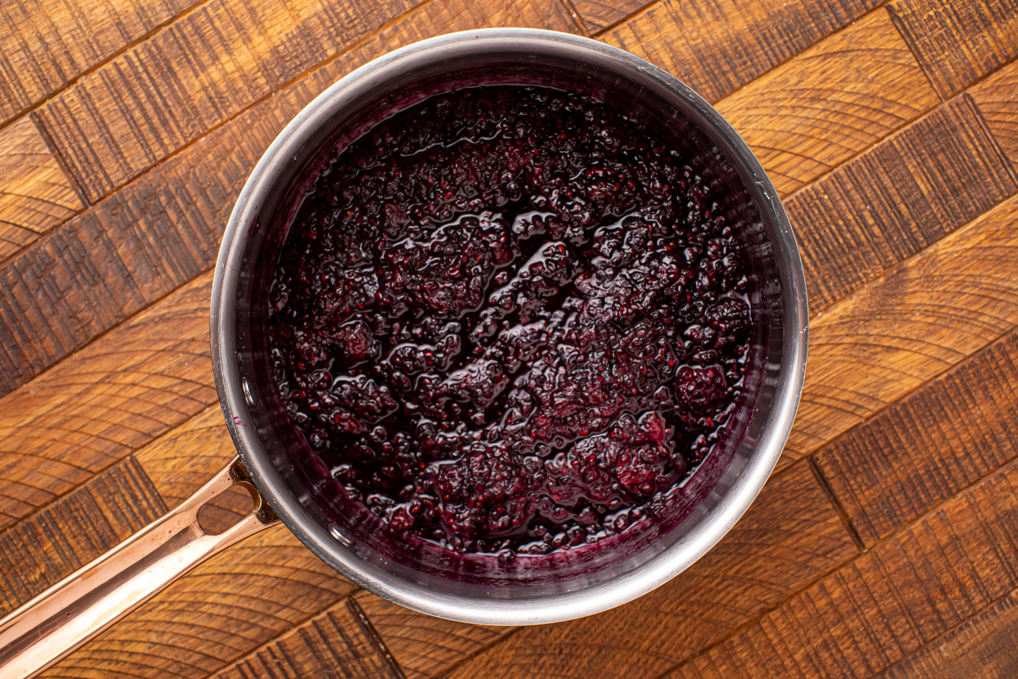 3 ingredients blackberry jam in pan