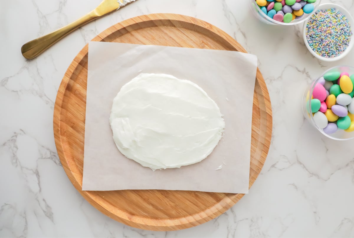 Frosting into egg shape