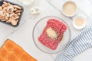 combine ground beef, worcestershire sauce, salt, pepper, and garlic powder in a bowl