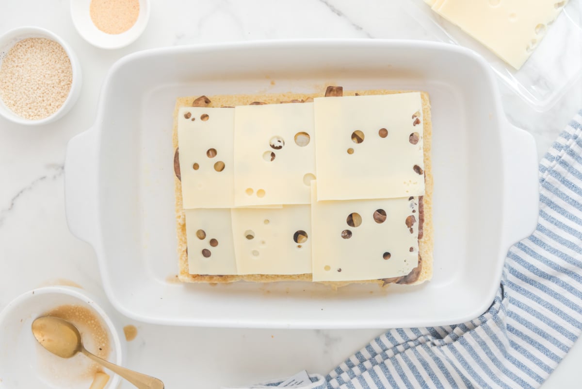 Place sliced ​​cheese over mushrooms and onions