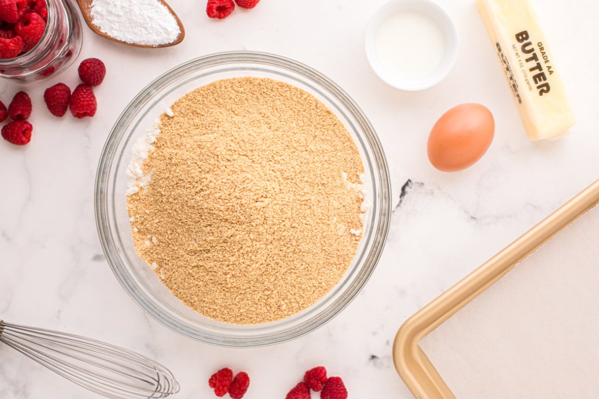 Combine frosting cookie mixture and 1 cup graham cracker crumbs in bowl