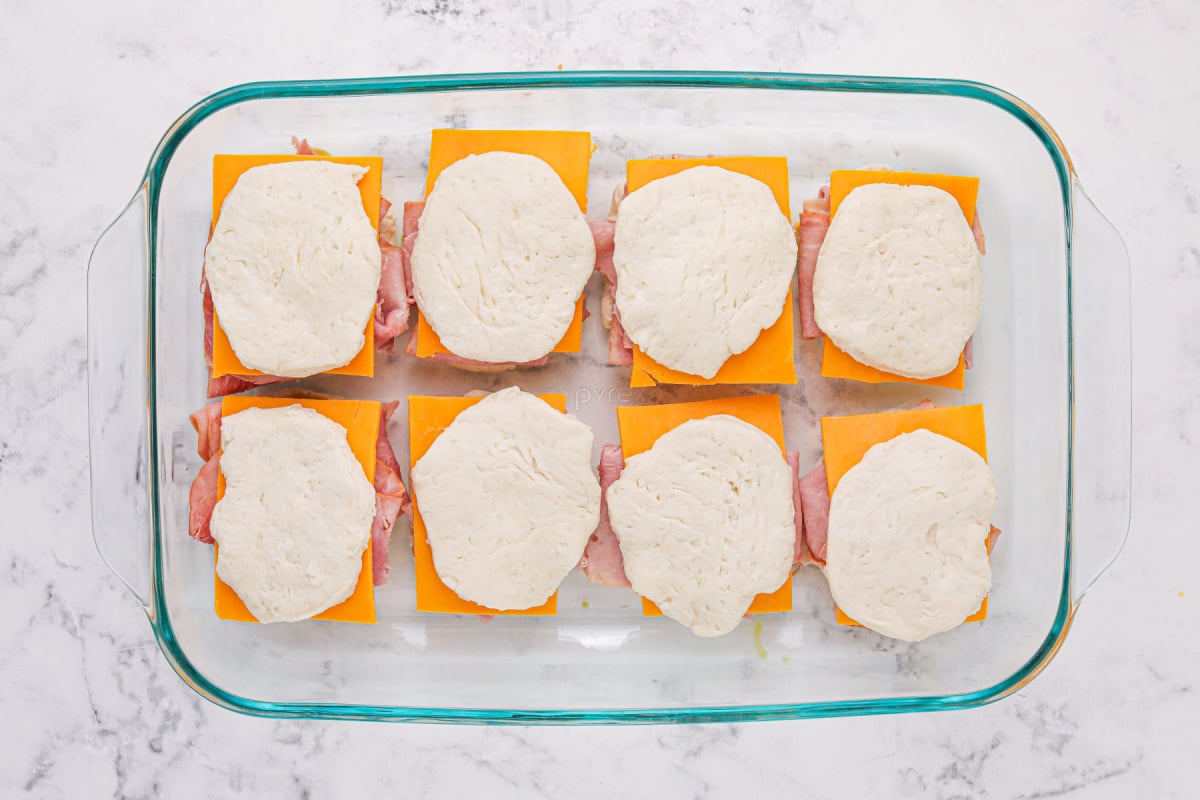 Place the top cookie on top of the sliced ​​cheese