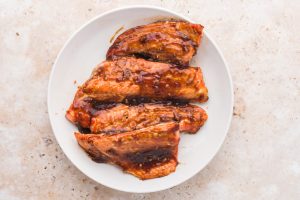 sauce crushed on salmon filets