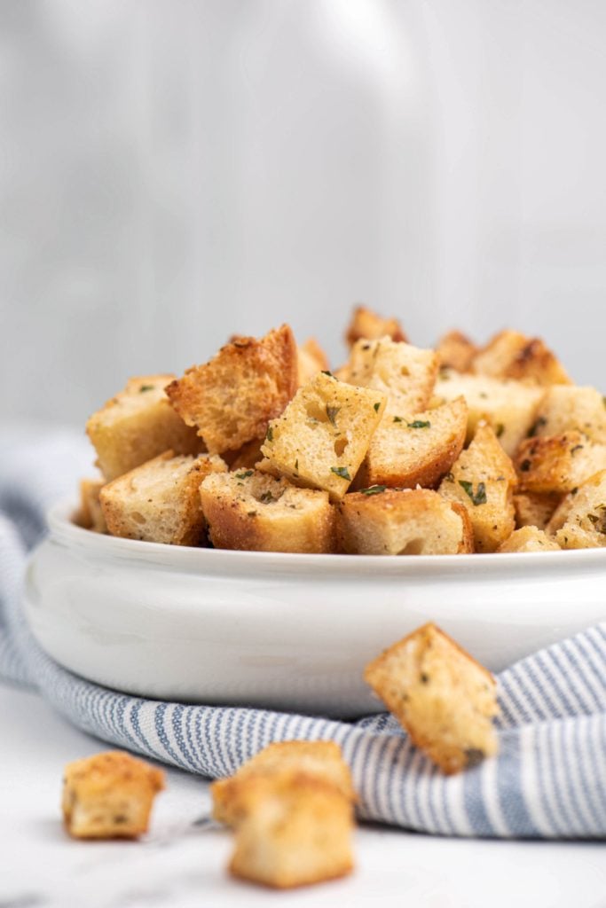 Hausgemachte Ranch-Croutons in einer Schüssel