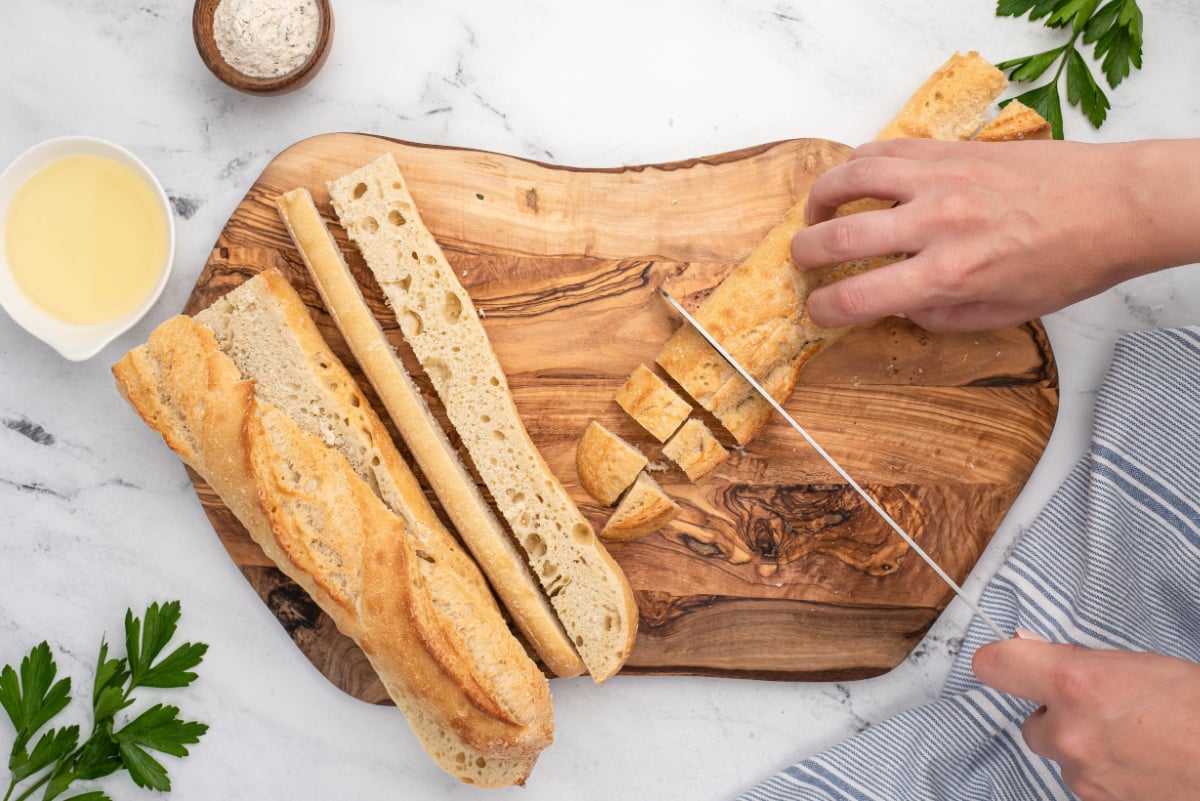 Das Baguette in kleine Stücke schneiden 