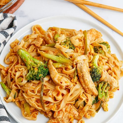 Pad Thai di pollo Vedi Ew 18 Il piatto di pollo tailandese vede ew su un piatto