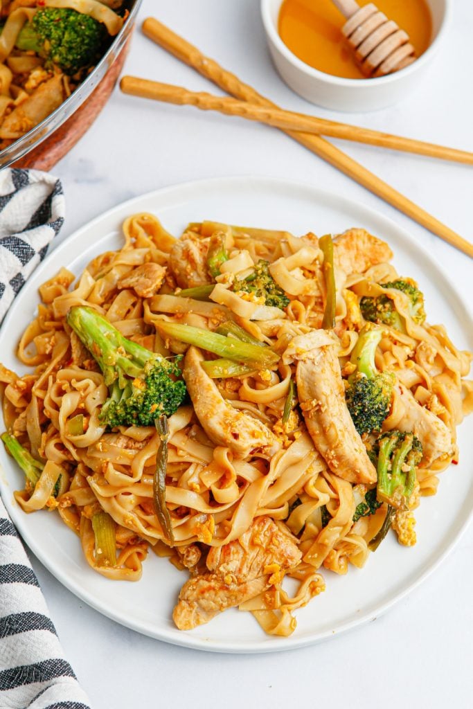 Pad Thai di pollo Vedi Ew 3 Il piatto di pollo tailandese vede ew su un piatto