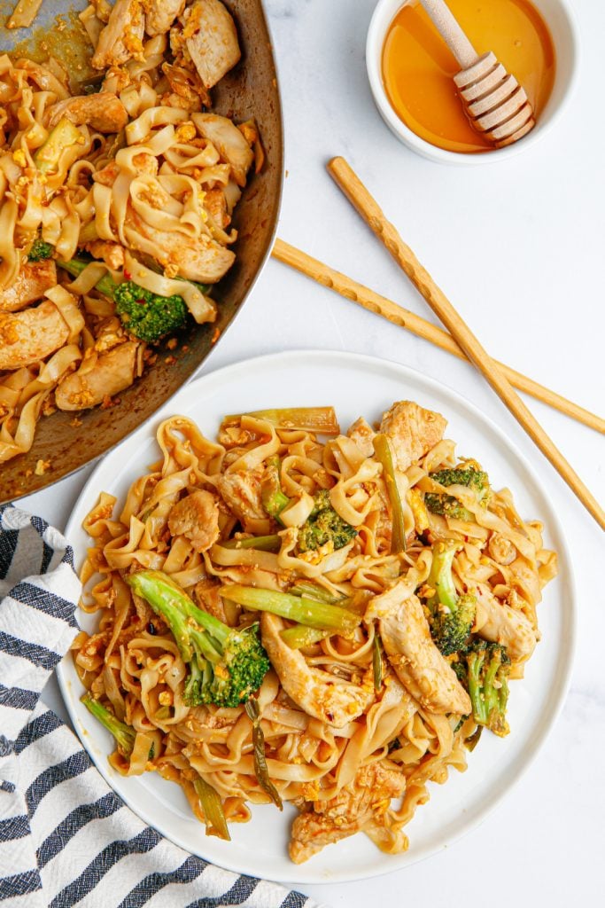 Pad Thai di pollo Vedi Ew 16 Il piatto di pollo tailandese vede ew su un piatto