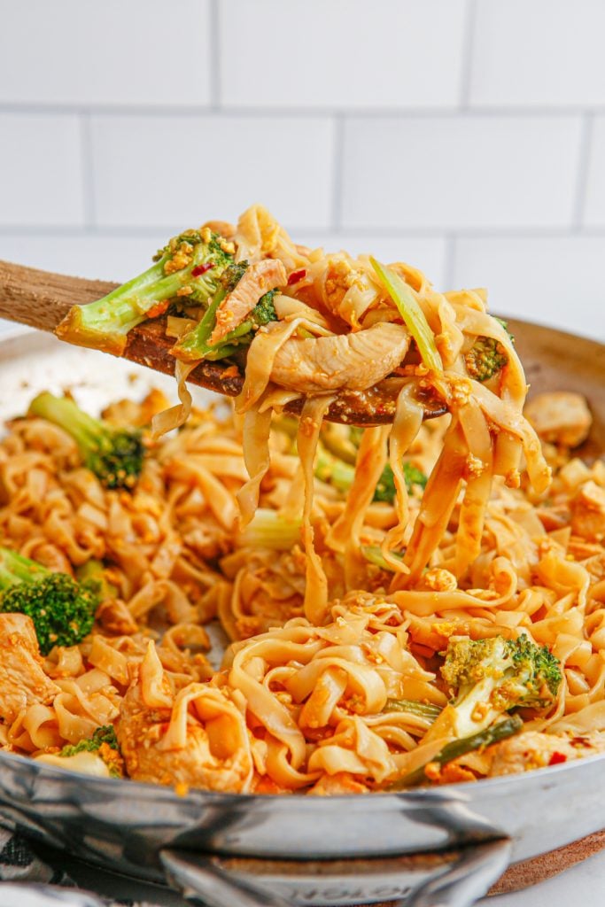 Pad Thai di pollo Vedi Ew 6 Polpettone di pollo tailandese da vedere in padella con un cucchiaio
