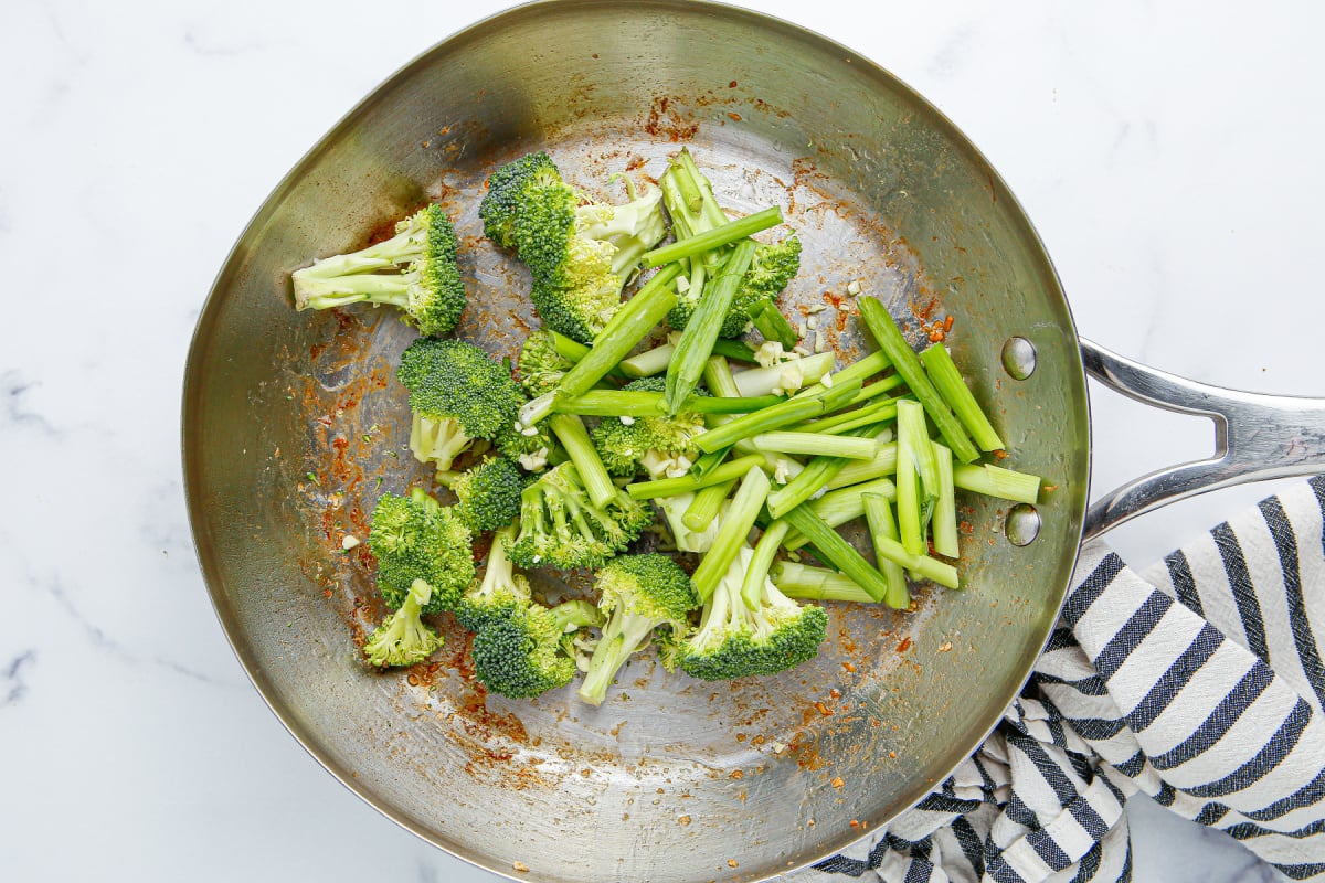 Pad Thai di pollo Vedi Ew 10 Broccoli e cipolle verdi in una padella